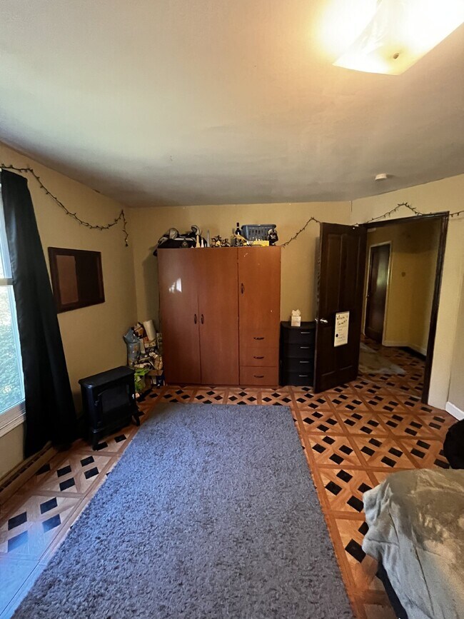 Building Photo - Huge 6 Bed 2 Bath close to UWEC