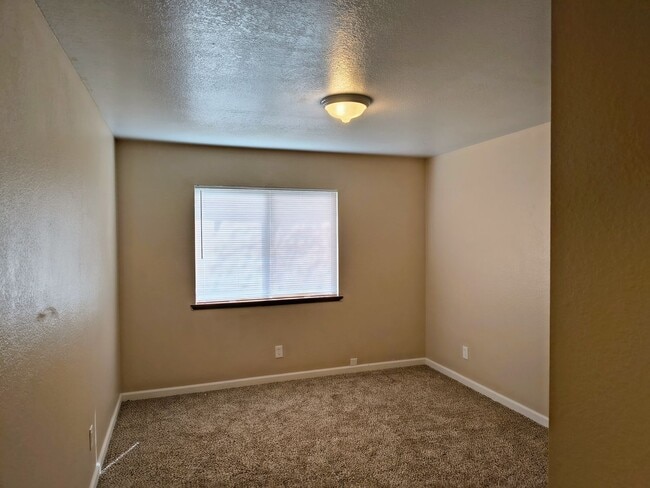 Building Photo - 4 Bed Happy Valley Home – Large Yard – Available Now