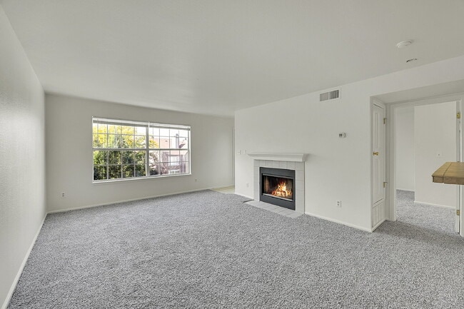 Building Photo - $1,495.95 with $300 off the first month's rent, 1 Bed, 1 Bath Condo in Englewood with Cozy Firepl...