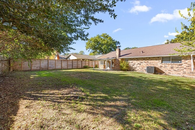 Building Photo - 19411 Long Lake Dr