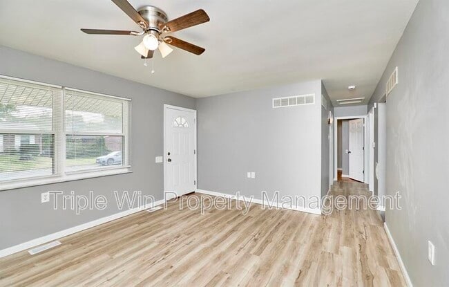 Building Photo - 2325 Golfway St