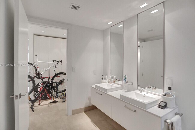 Building Photo - 3535 Hiawatha Ave