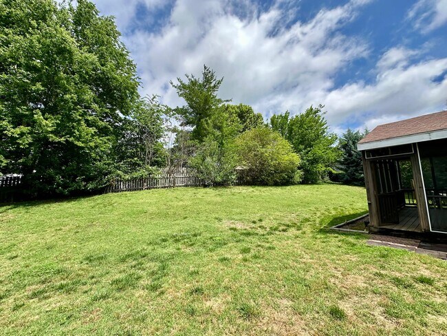Building Photo - 8425 Hirsch Dr