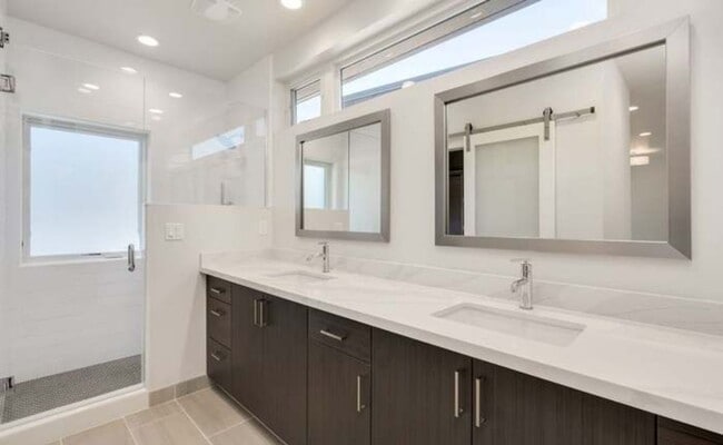 Building Photo - Stunning 3bed 2.5 Bath Terraza home With Move in Special