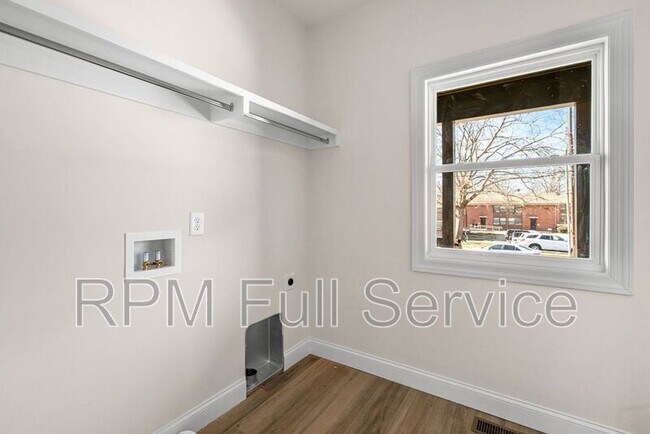 Building Photo - 2134 25th Ave N