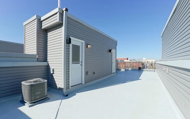 Building Photo - 1630 Cambridge St