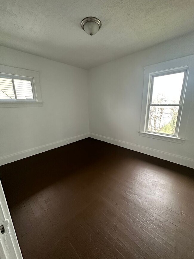 Building Photo - Cleveland East Side 4 Bedroom