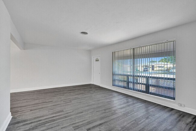 Building Photo - Beautiful 3 bedroom 2 bath Home in Miramar...