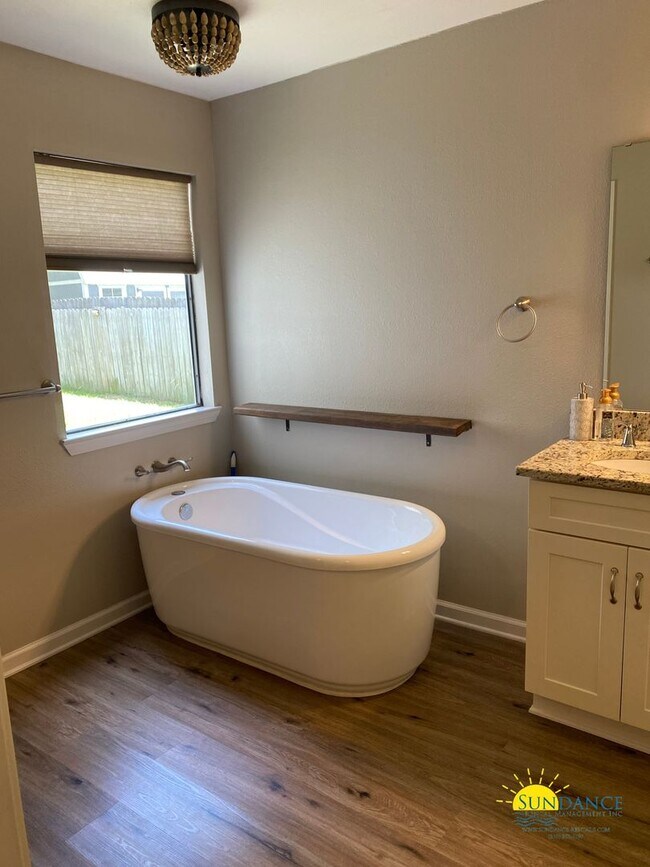 Building Photo - Spacious 3-Bedroom Home in Mary Esther Nea...