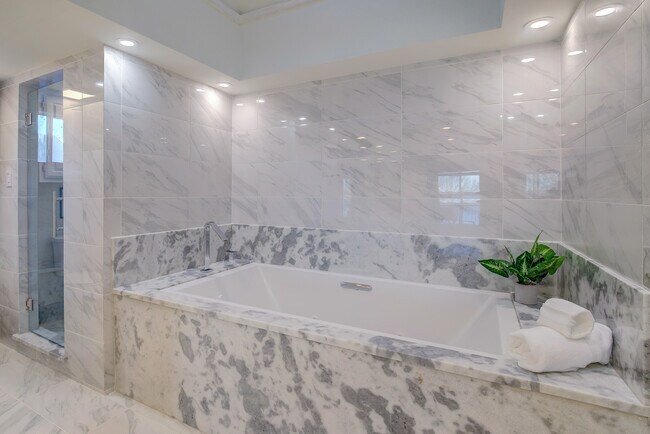 Building Photo - 8402 Columbia Dr