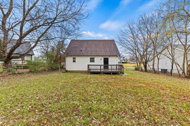 Building Photo - Cape Cod Style Home!
