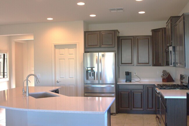 Building Photo - Fully furnished short term rental in Florence w/heated pool and spa