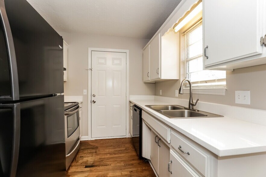 Building Photo - 141 Nelson Dr