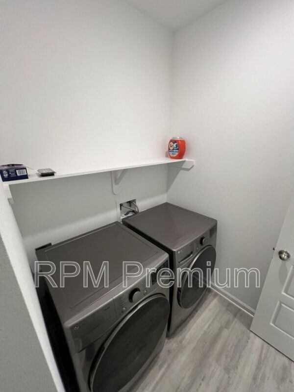 Building Photo - 1255 Drago Dr