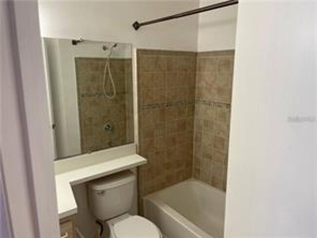 Building Photo - Bright and Spacious 2 BR / 2 BA Condo in C...