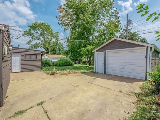 Building Photo - Welcome to 8264 Morganford!