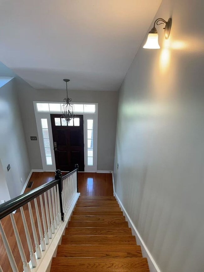 Building Photo - 4beds3bath House for rent