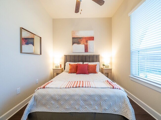 Building Photo - 5605 Roosevelt Ave