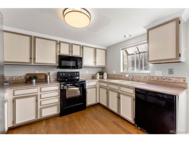 Building Photo - 7073 S Elm St