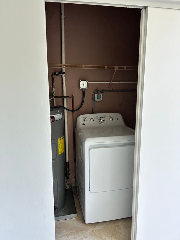 Building Photo - 2300 NE 1st Ln