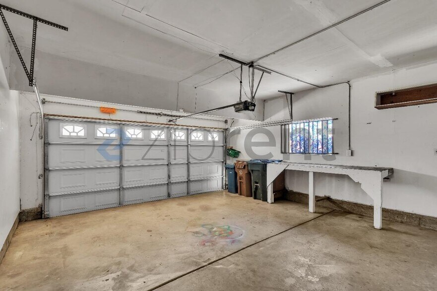 Building Photo - Unit