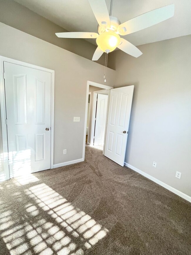 Building Photo - Newly Renovated 3 Bed, 2.5 bathroom Townhome