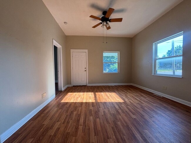 Building Photo - Spacious clean 5 bedroom 2 full bath home ...