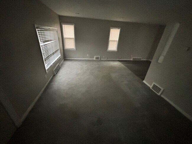 Building Photo - Charming 2-Bedroom Property in Prime Location