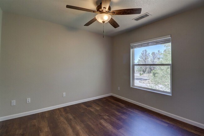 Building Photo - Immaculate 3 bedroom, 2 bath home in Presc...