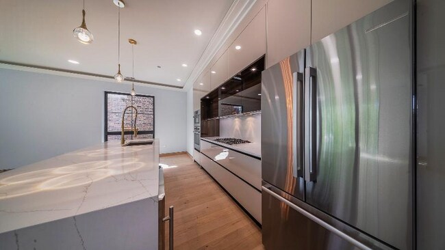 Building Photo - 2024 W Irving Park Rd