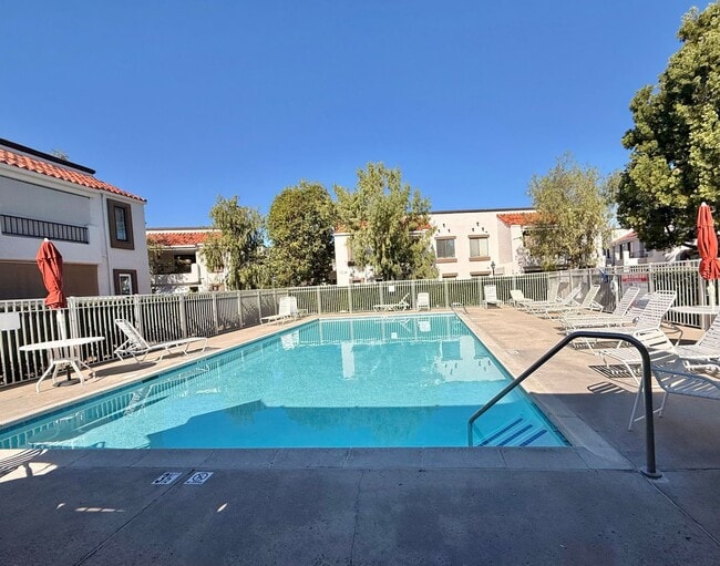 Building Photo - Bright & Spacious Condo Living with Parking!