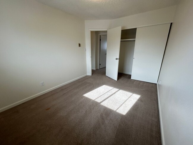 Building Photo - 3 Bed 1.5 Bath Townhome In Excellent Neighborhood