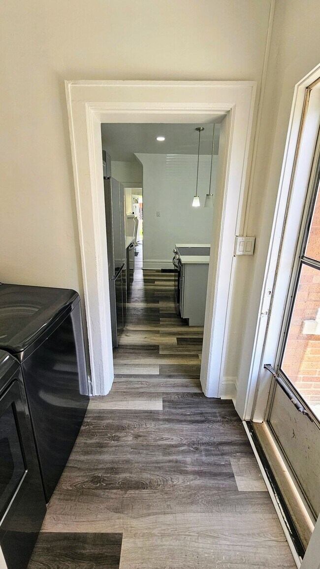 Building Photo - Fully renovated...extra half bath...laundr...