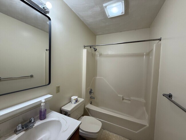 Building Photo - 305 Hill Dr