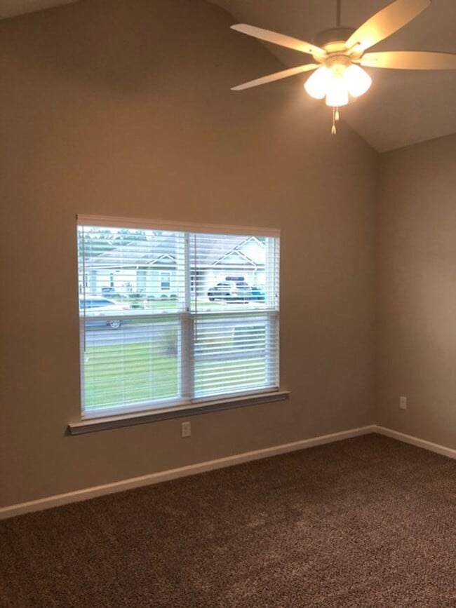 Building Photo - 3 Bedroom/2 Bath 5 minutes from base!!!