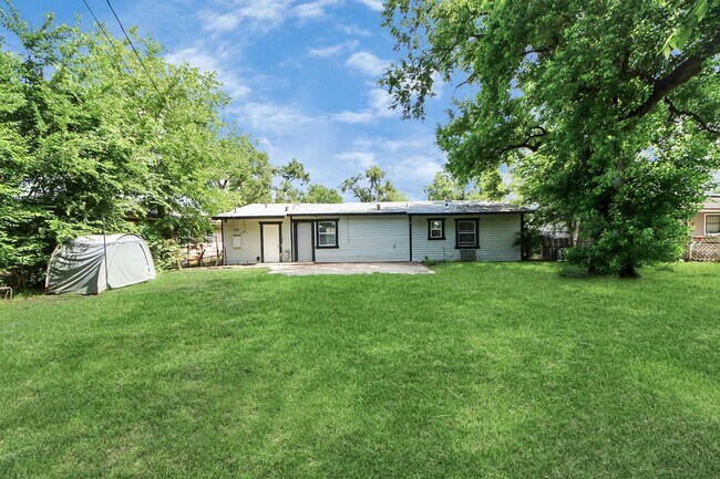 Building Photo - 5738 Kenilwood Dr