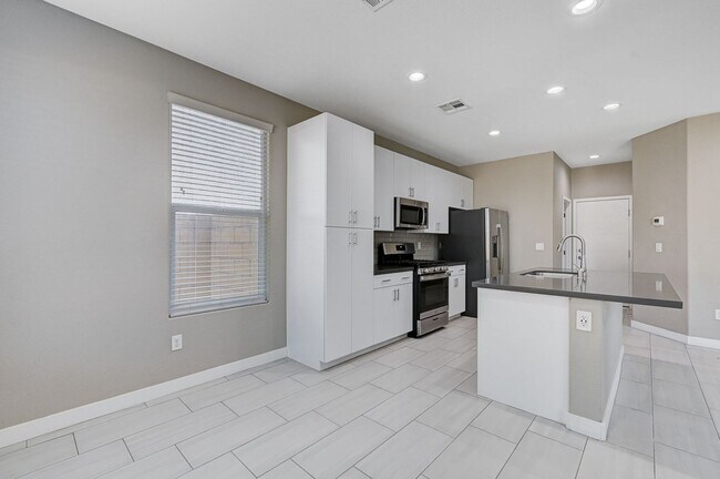 Building Photo - 2022 Single Family Home: 50% off first mon...