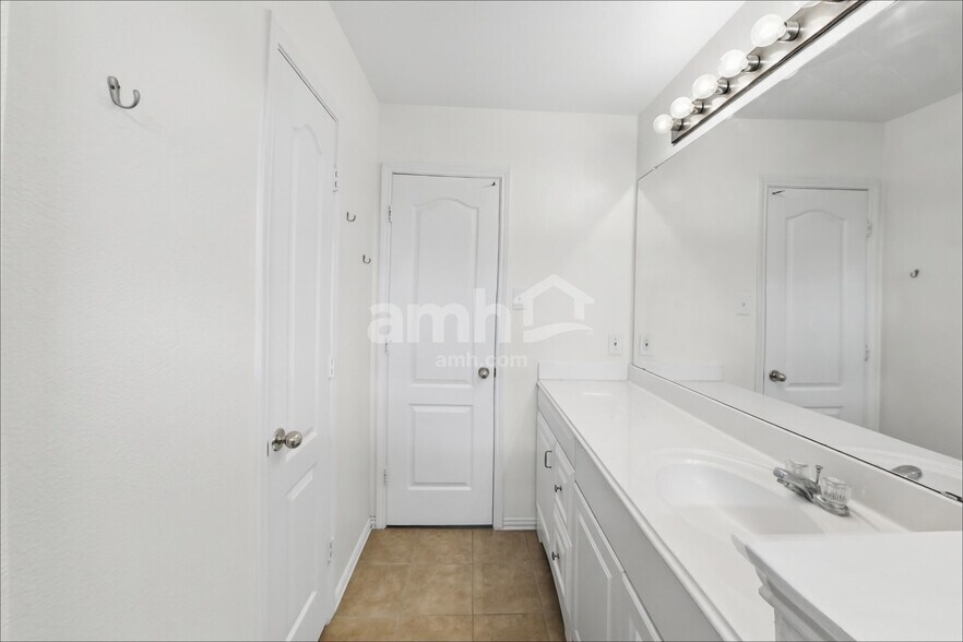 Building Photo - 2112 Lake Fork Ln