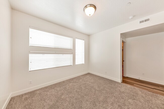 Building Photo - Beautiful Smart Home 3 Bed, 2 bath in Clea...