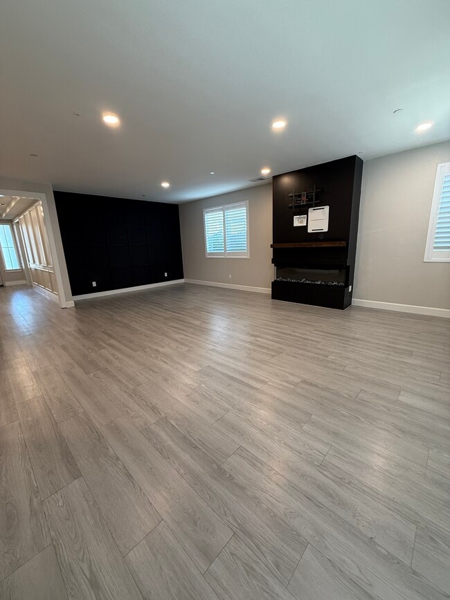 Building Photo - 2324 Henri Ln