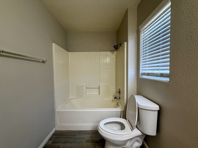 Building Photo - GATED 3 BED 2.5 BATH 1 CAR GARAGE SINGLE FAMILY HOME WITH COMMUNITY POOL