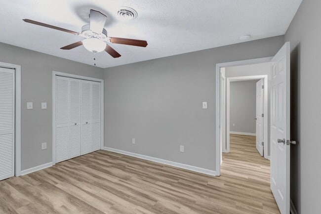 Building Photo - AVAILABLE NOW. 2 Bed 1 Bath Duplex. Locate...