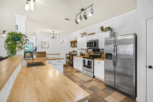 Building Photo - 904 Melted Candle Cove