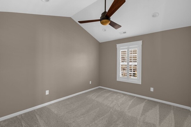 Building Photo - 3 Bedroom, 2 1/2 Bathroom End Unit Townhome in Greensboro