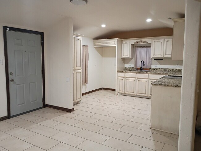 Building Photo - 609 Fay Blvd