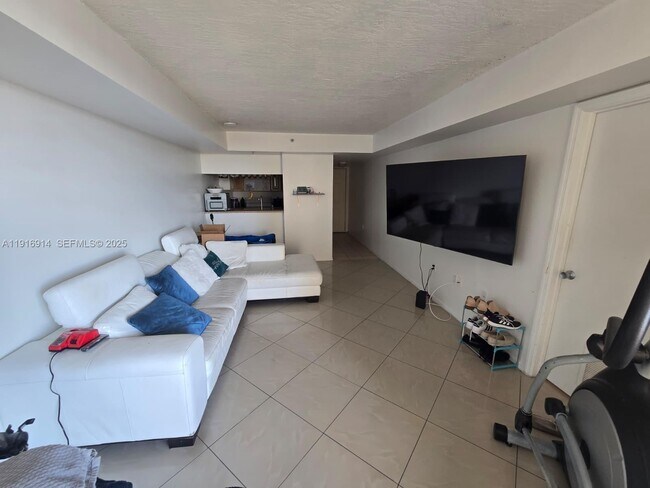 Building Photo - 102 SW 6th Ave