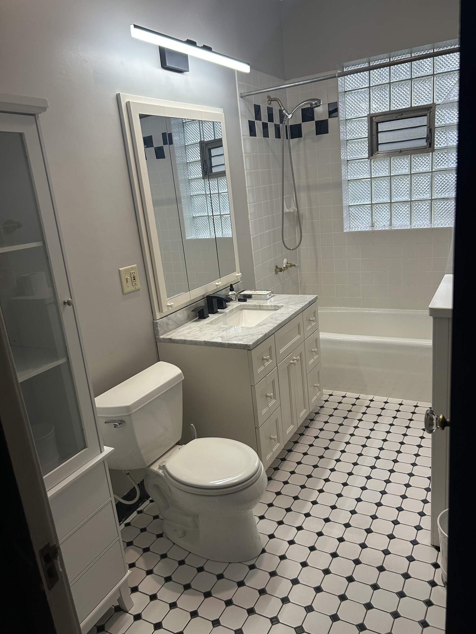 Bathroom with Tub/Shower Combi - 220 W Harris Ave