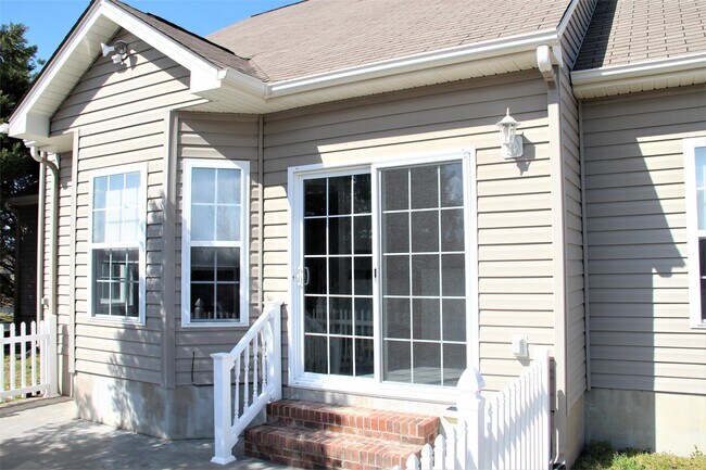 Building Photo - 205 Queenswood Blvd