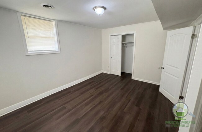 Building Photo - 203 Daisy Dr