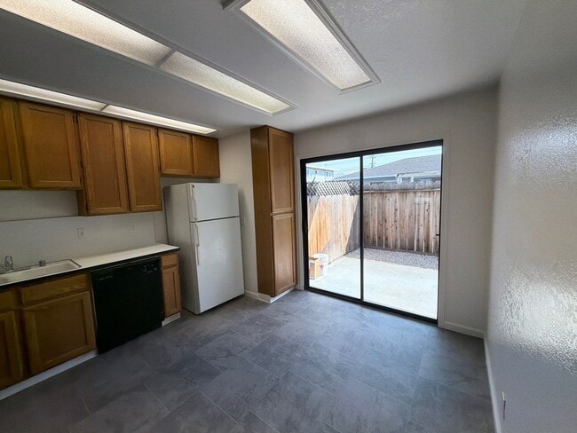 Building Photo - 332 E Romie Ln